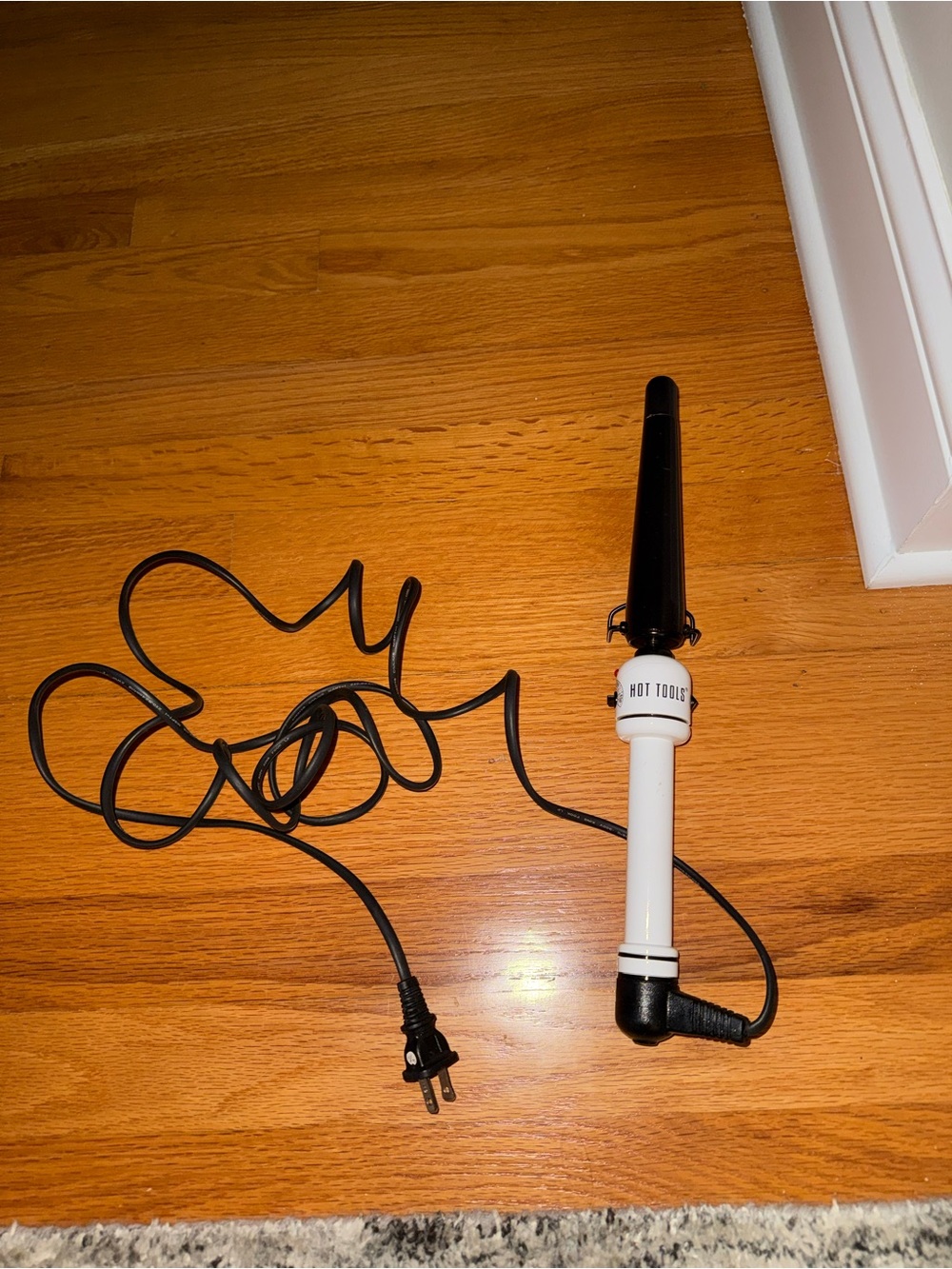 HOT TOOLS White and Black Tapered Curling Wand